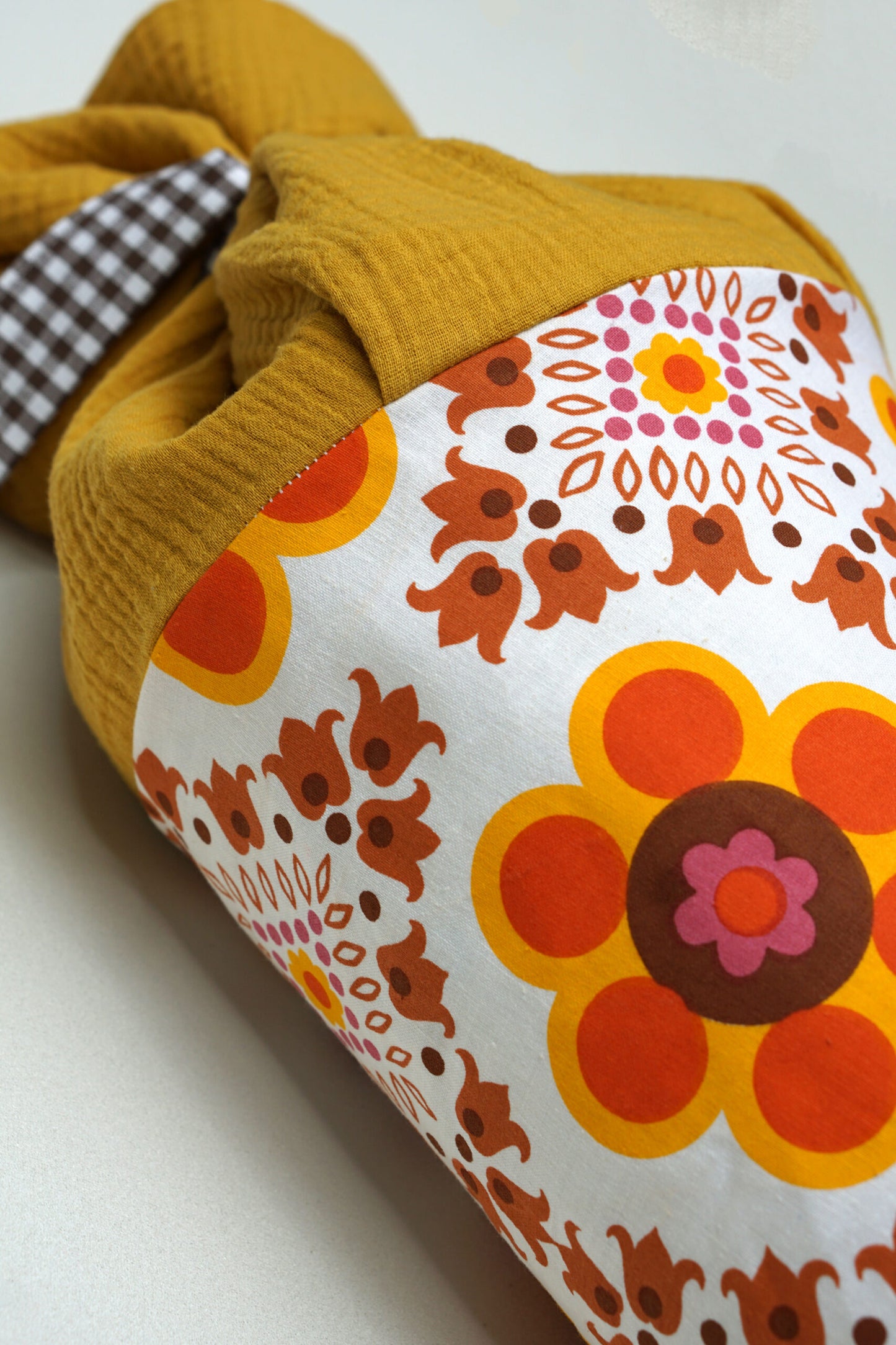 Schultuete mit Blumen-Retrostoff und Pappeinlage, in den Farben gelb und orange.