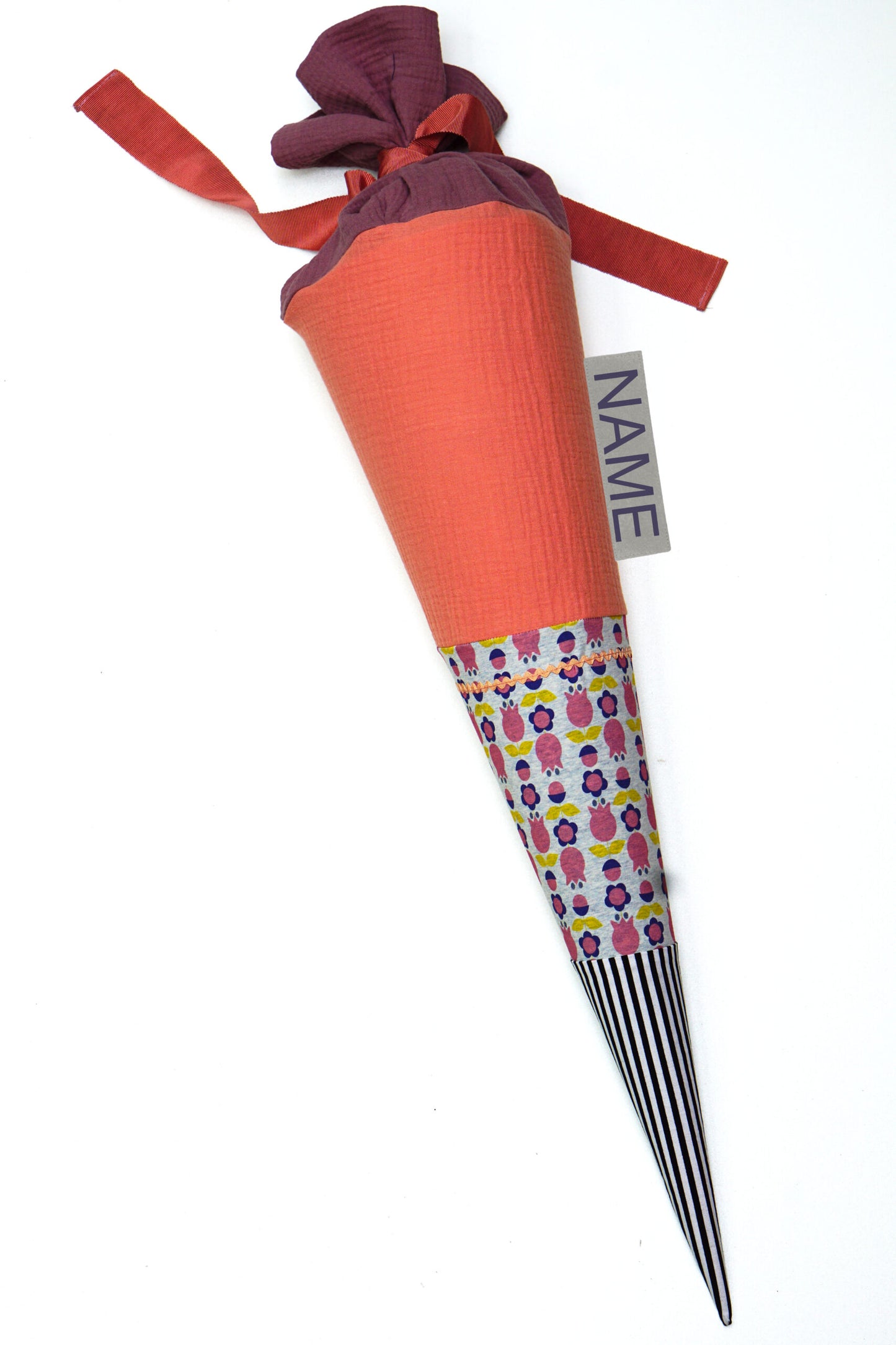 Retro-Schultuete mit Prusselise Tulpenmuster und gestreifter Spitze in den Farben lachs,weinrot,schwarz und weiss.