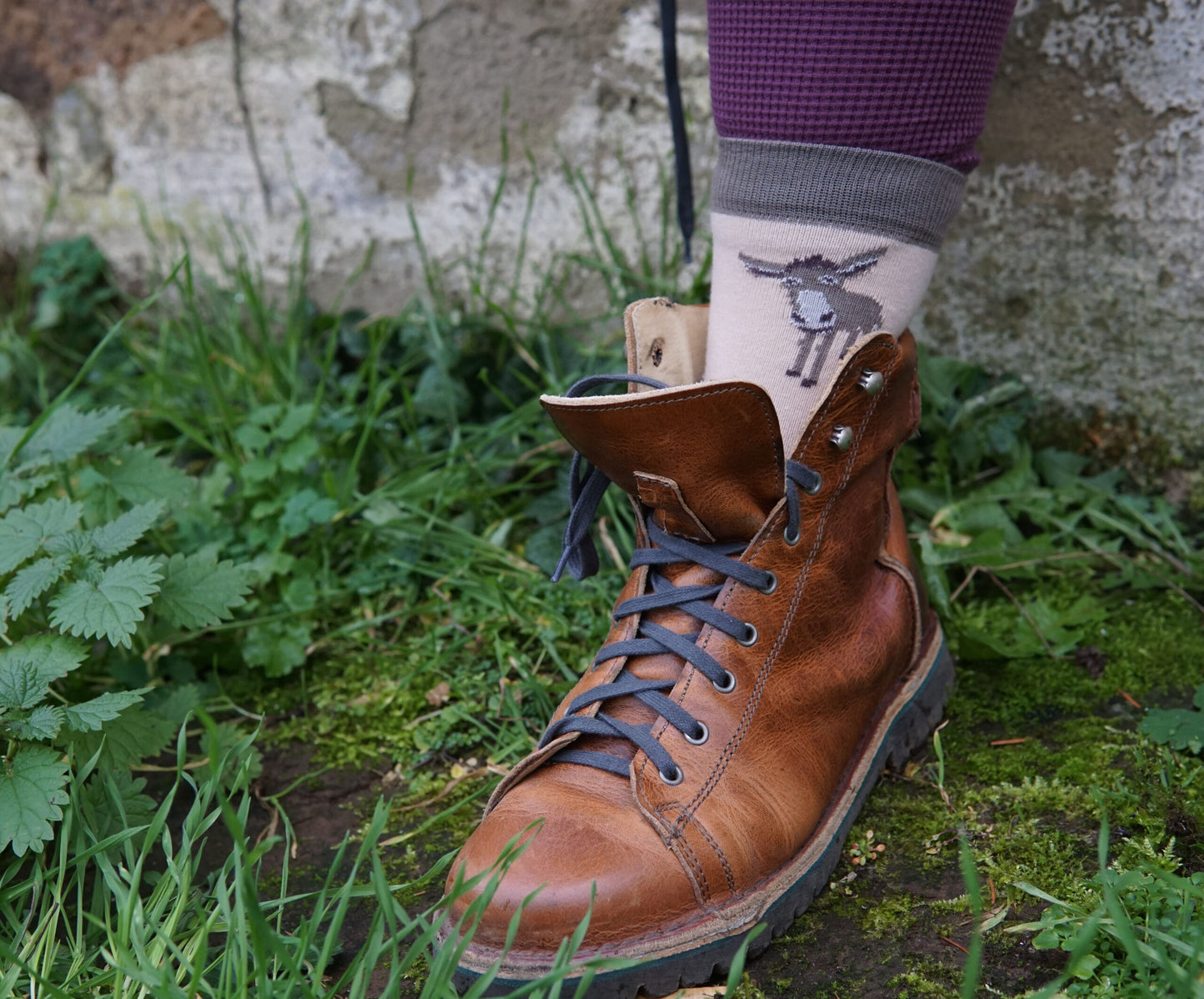 Tragefoto von den Prusselise Eselsocken in beige und braun.