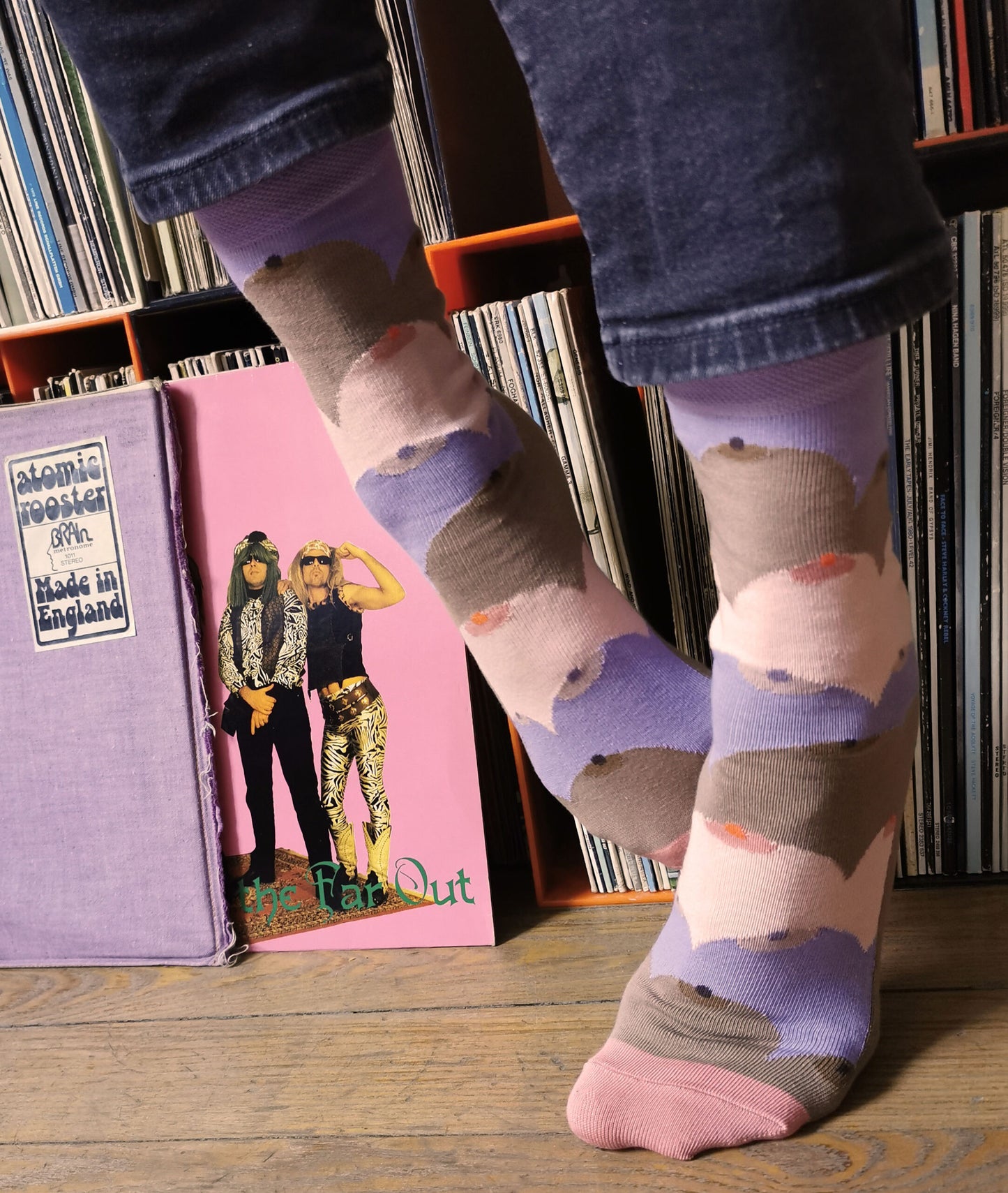 Schoenes Tragebild von den Boobies Socken in lila.