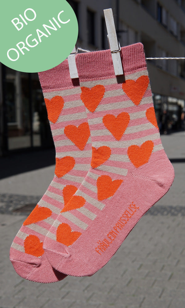 Schoene Socken mit Herzmotiv und Streifen in beige und rosa.