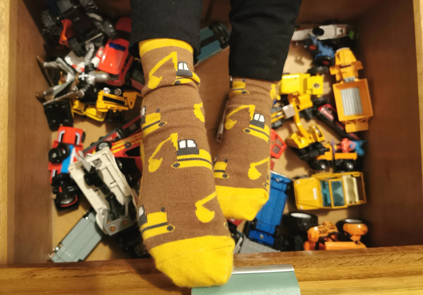 Colles Tragefoto von den Prusselise Kindersocken mit tollem Baggermotiv in gelb und braun.
