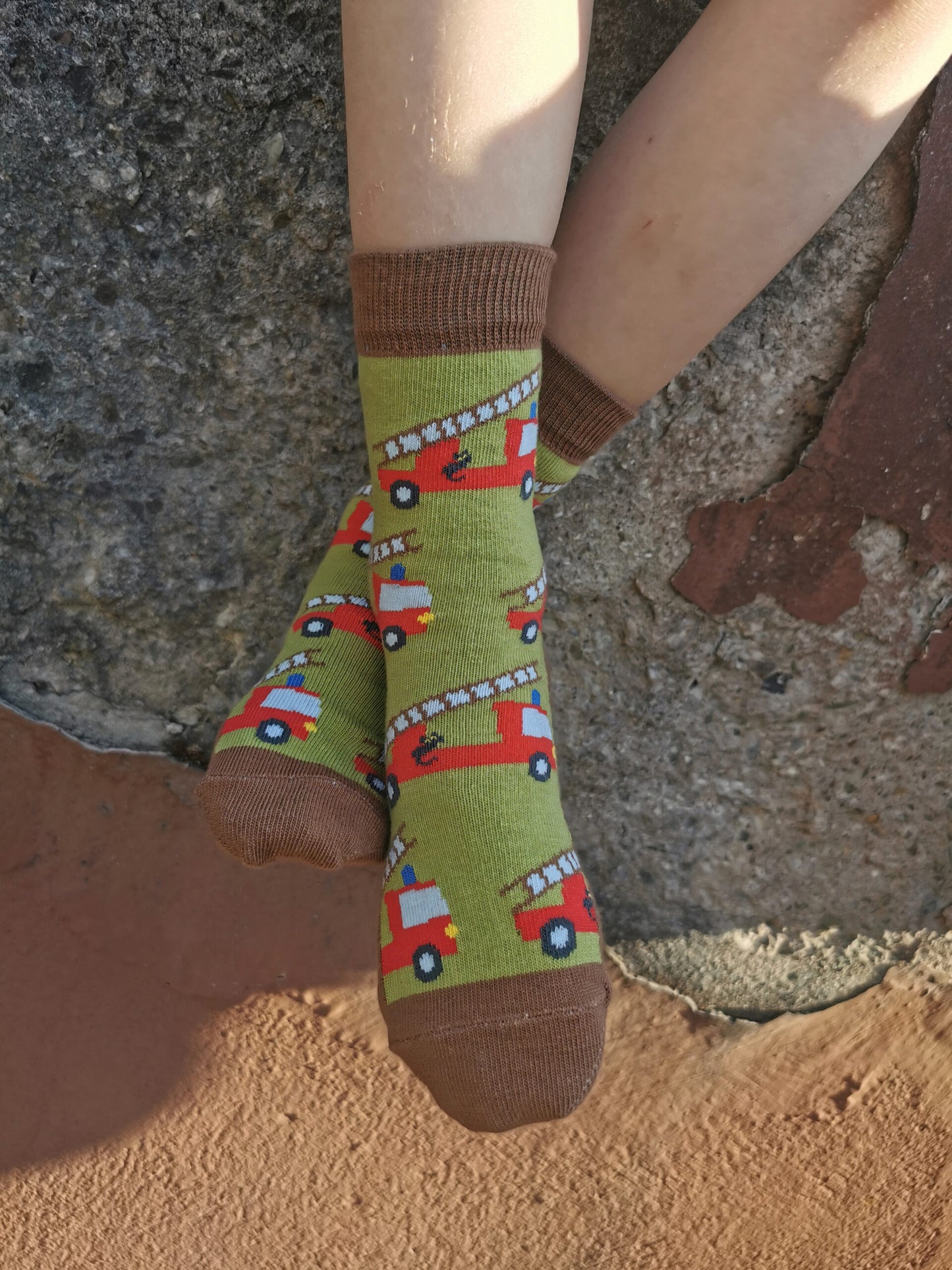 Tragefoto von den Prusselise Kindersocken mit tollem Feuerwehrmotiv in gruen,rot und braun.