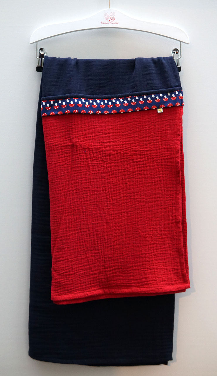 Großes Musselin Tuch mit Borte Fliegenpilz, in den Farben rot und blau.