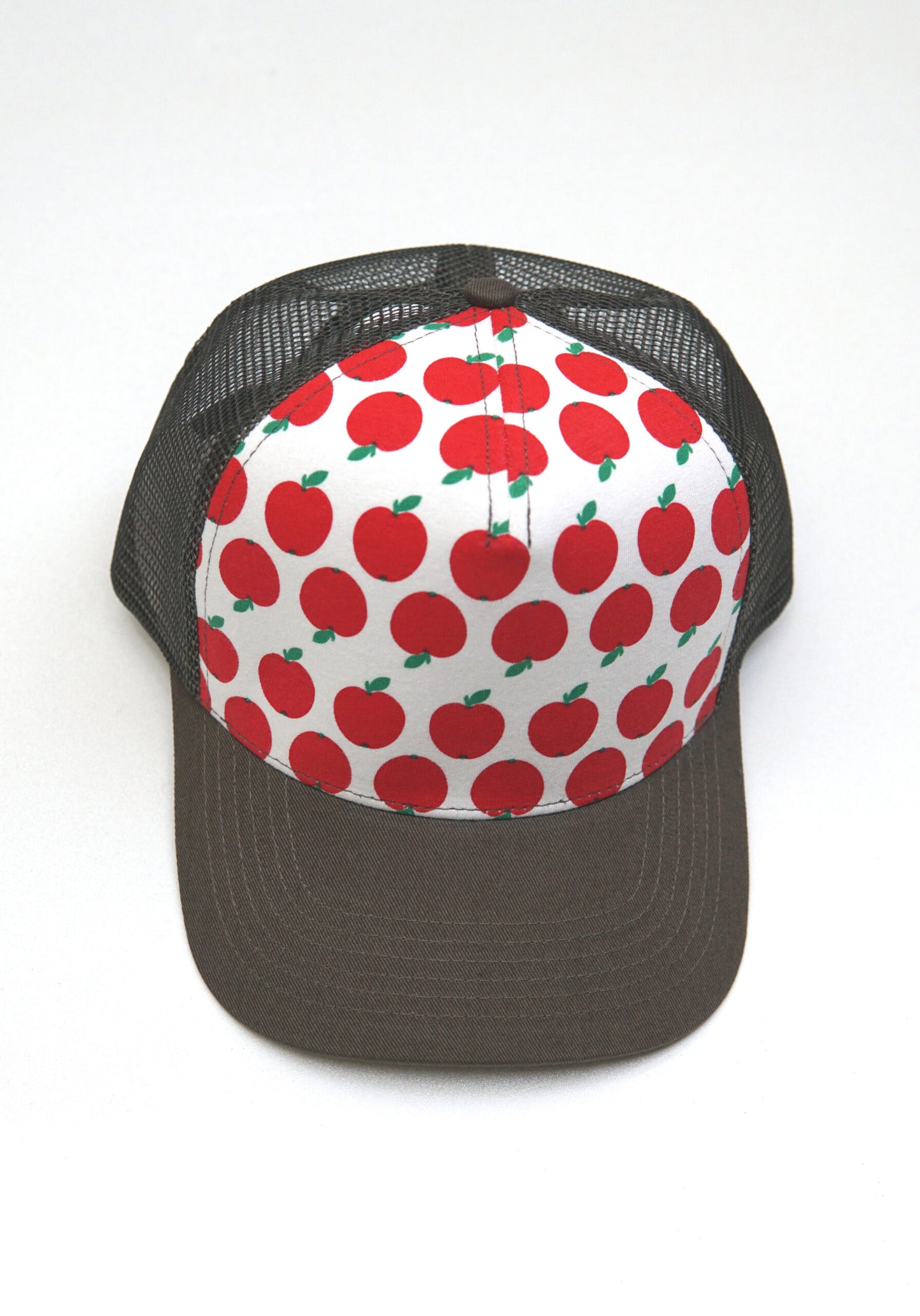 Cap mit rotem Apfelmuster.