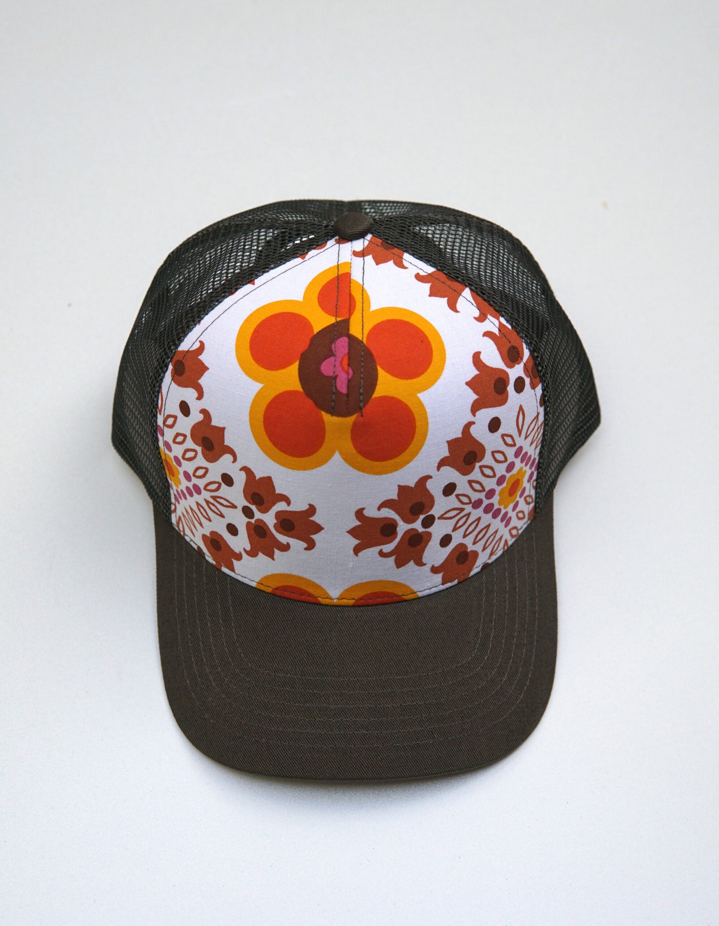 Schoene Cap aus Retrostoff mit Blumenmuster, in den Farben orange und gelb.