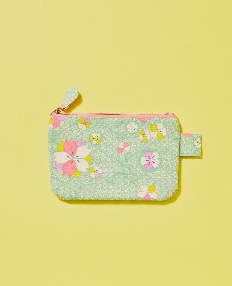 Kleine Ziptasche mit Blumenmuster in mint und rosa.