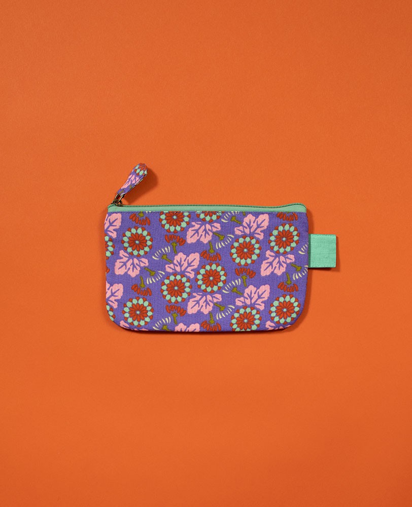 Kleine Ziptasche mit Blumenmuster in lila und mint.