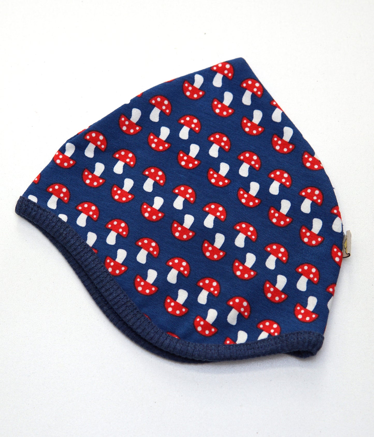 Fraeulein Prusselise Haeubchen mit Fliegenpilzmuster in der Farbe dunkelblau und rot. Stilvoll und wendebar.