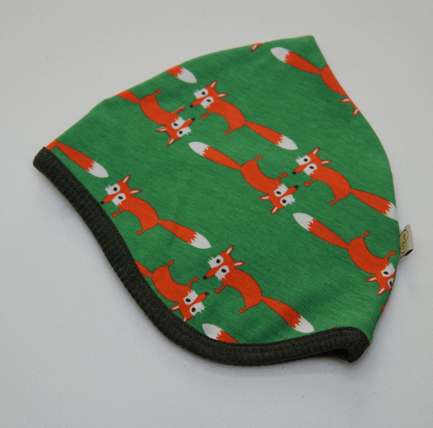 Fraeulein Prusselise Haeubchen mit Fuchsmuster in der Farbe gruen. Stilvoll und wendebar.