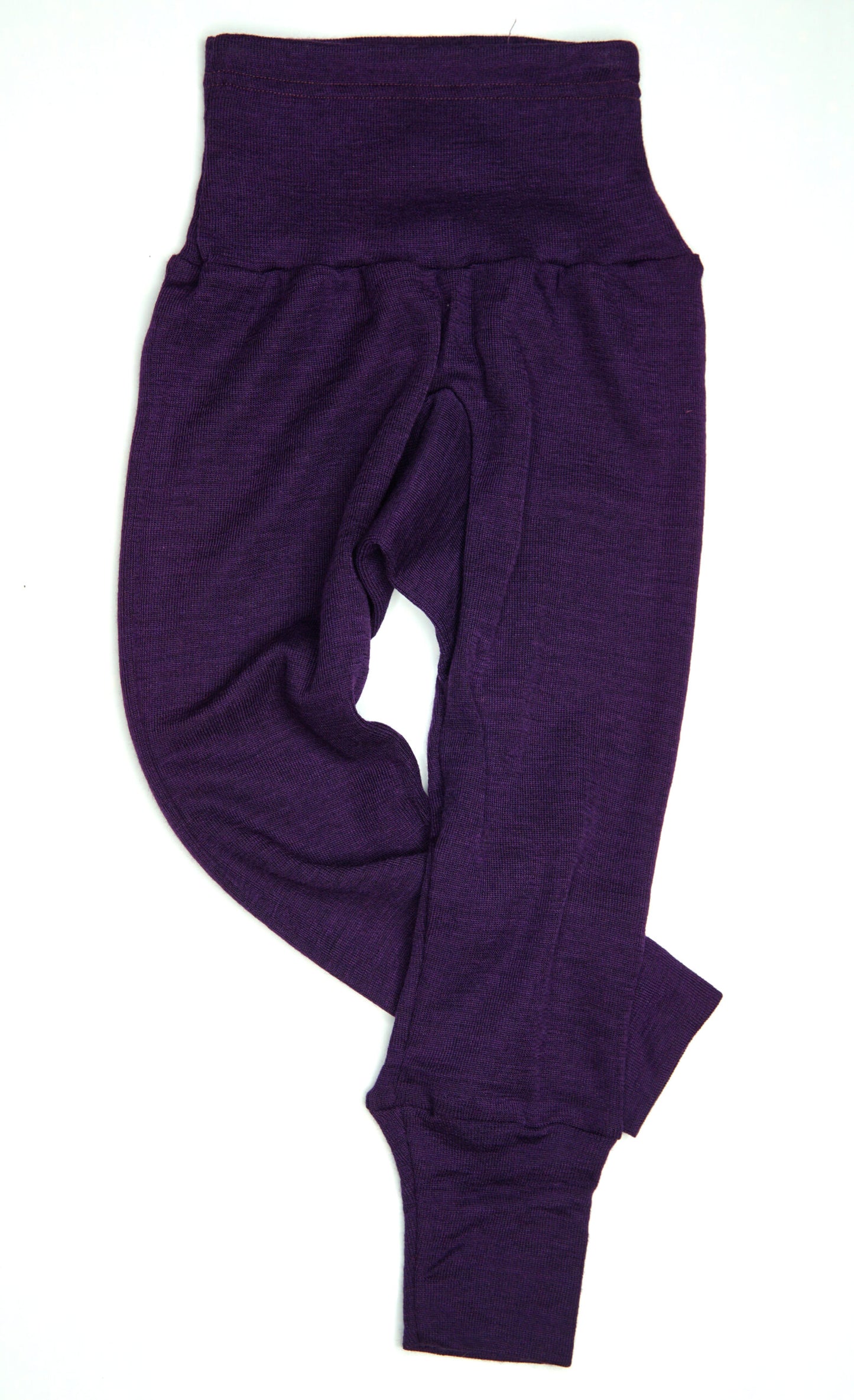 Tolle und bequeme Kinderleggins aus Wolle und Seide in der Farbe aubergine.