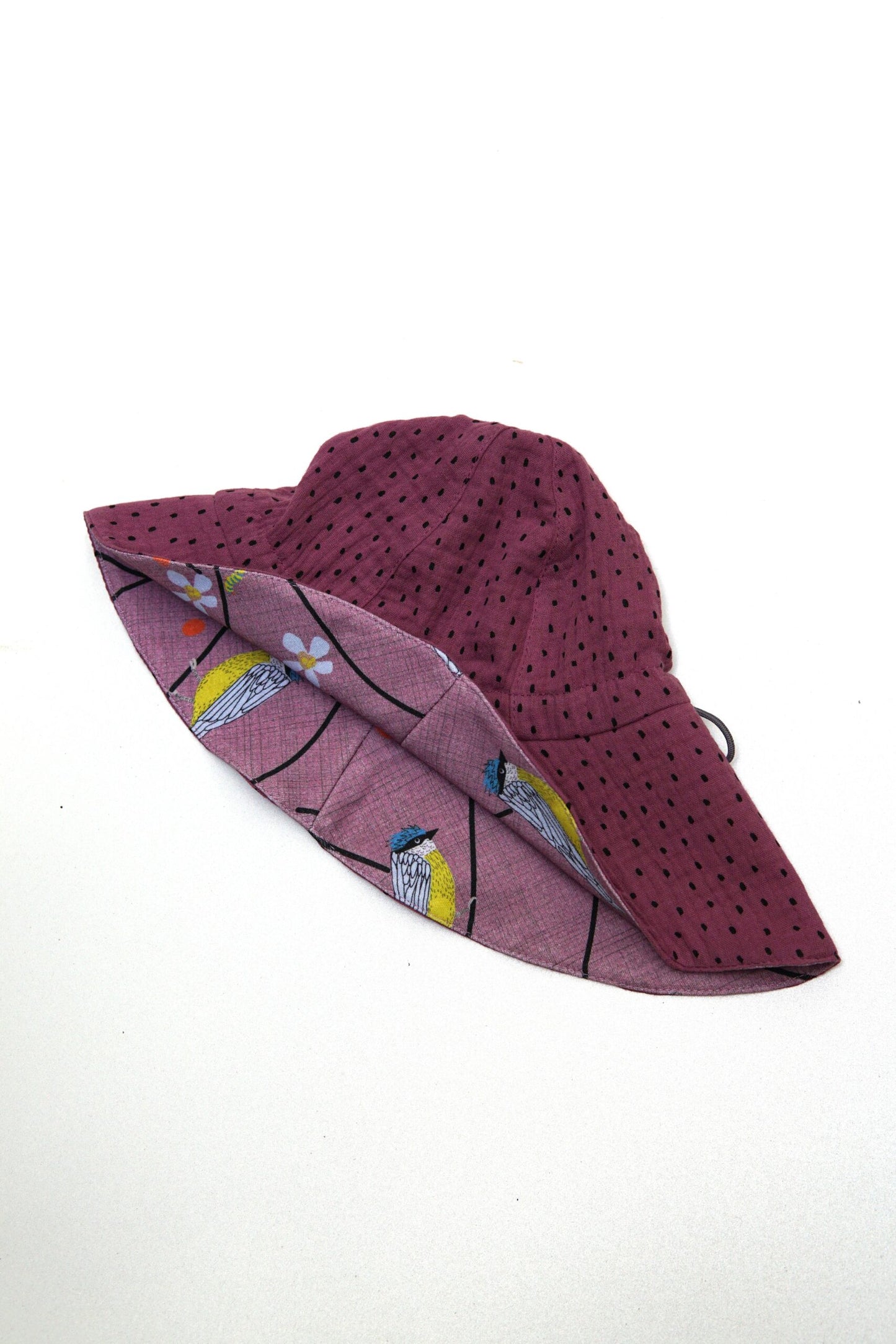 Schoener Sonnenhut für Kinder aus Musselin und Prusselise Stoff mit Meisenmuster in der farbe rosa.