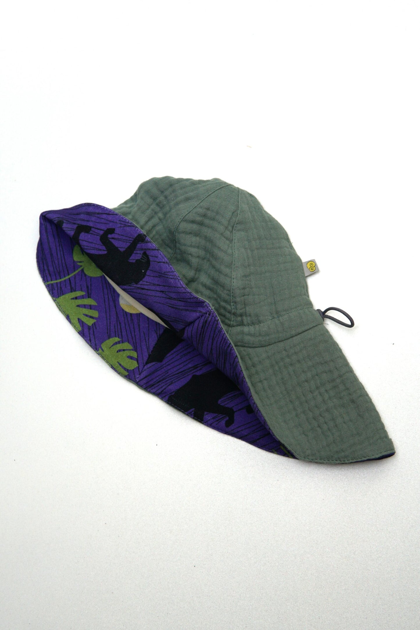 Toller Sonnenhut für Kinder mit Panthermuster in lila und leichtem Musselin Stoff in mintgruen. Schützt den Kopf nicht nur vor der Sonne, sondern ist auch noch ein stilvolles Accessoire.