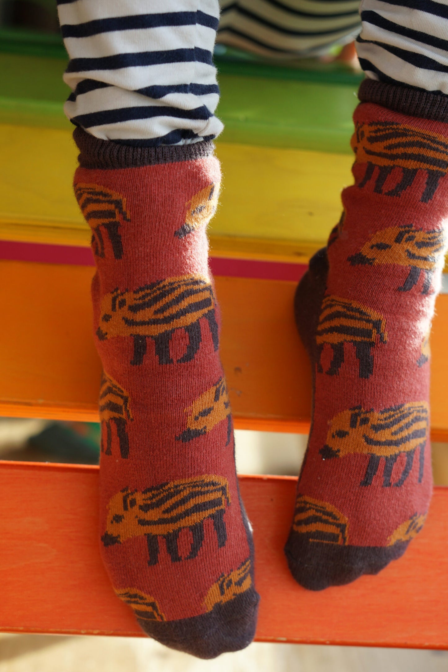 Tragefoto von den Prusselise Kindersocken mit tollem Frischlingmotiv in rost und braun.