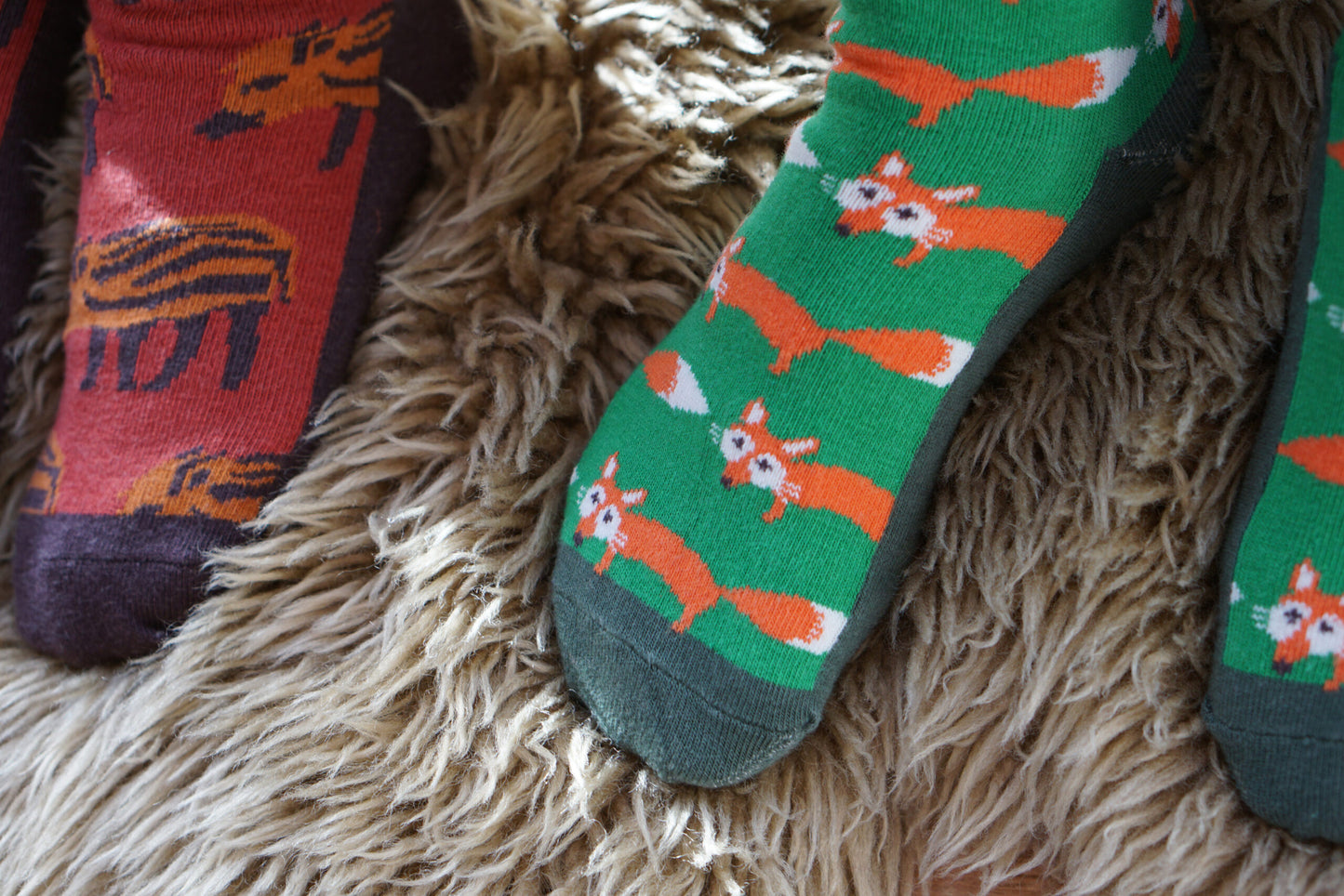 Tragefoto von den Prusselise Kindersocken mit coolem Fuchsmuster und Wildschweinmuster.