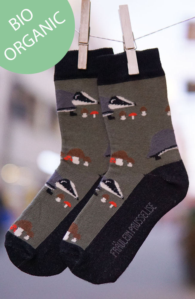 Kindersocken mit Dachs und Pilzen