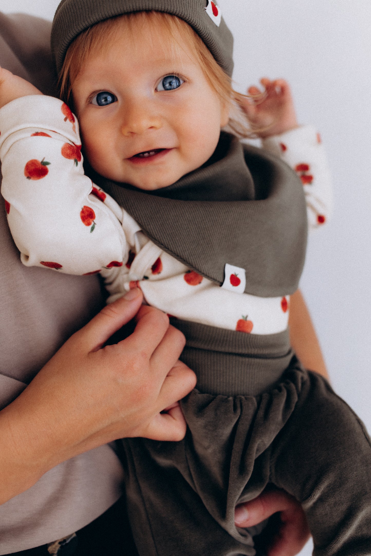 Baby Body Apfel aquarell beige und rot von Wooly Organic