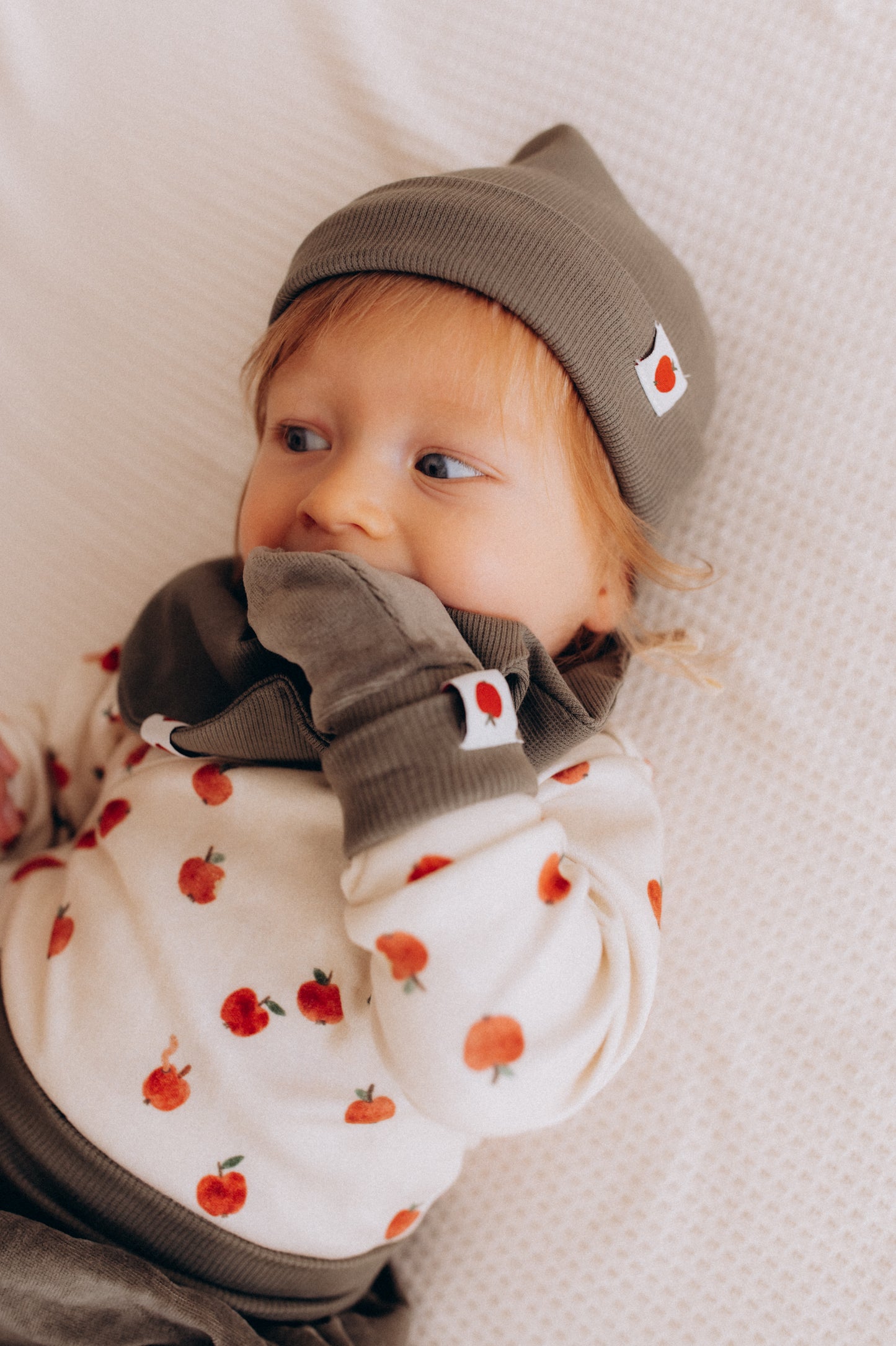Baby Body Apfel aquarell beige und rot von Wooly Organic
