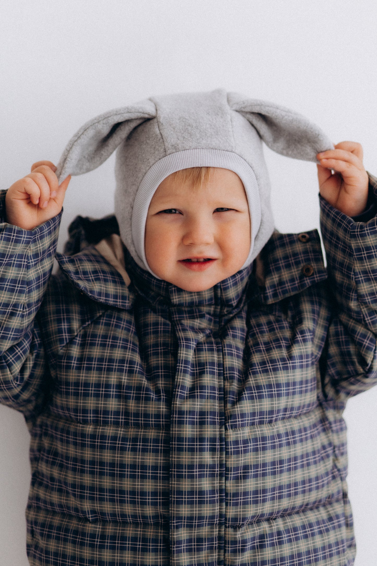 Balaclava Mütze aus Baumwollvlies mit Hasenohren grau von Wooly Organic