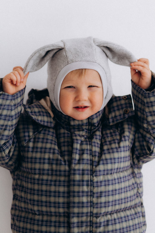 Balaclava Mütze aus Baumwollvlies mit Hasenohren grau von Wooly Organic