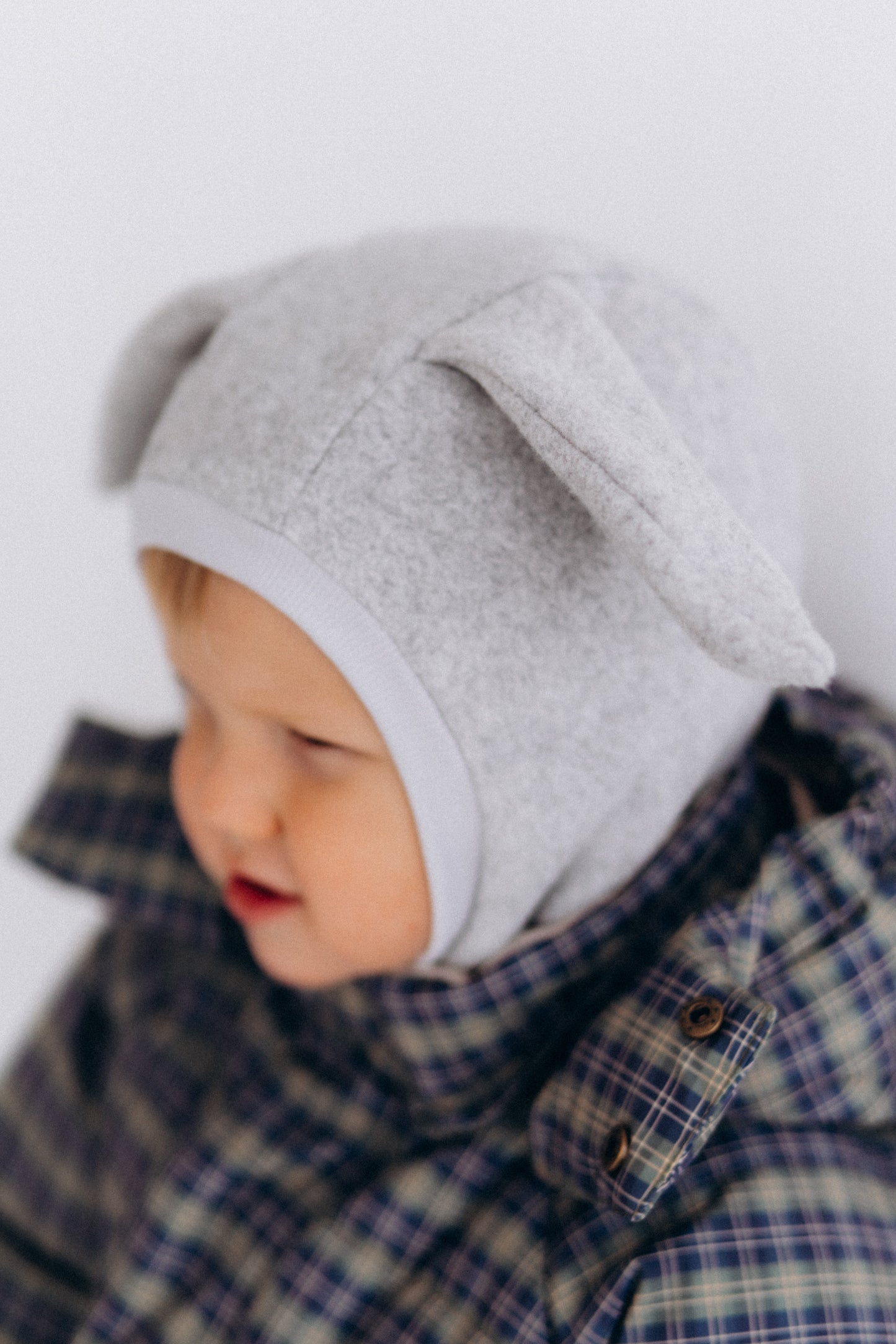 Balaclava Mütze aus Baumwollvlies mit Hasenohren grau von Wooly Organic