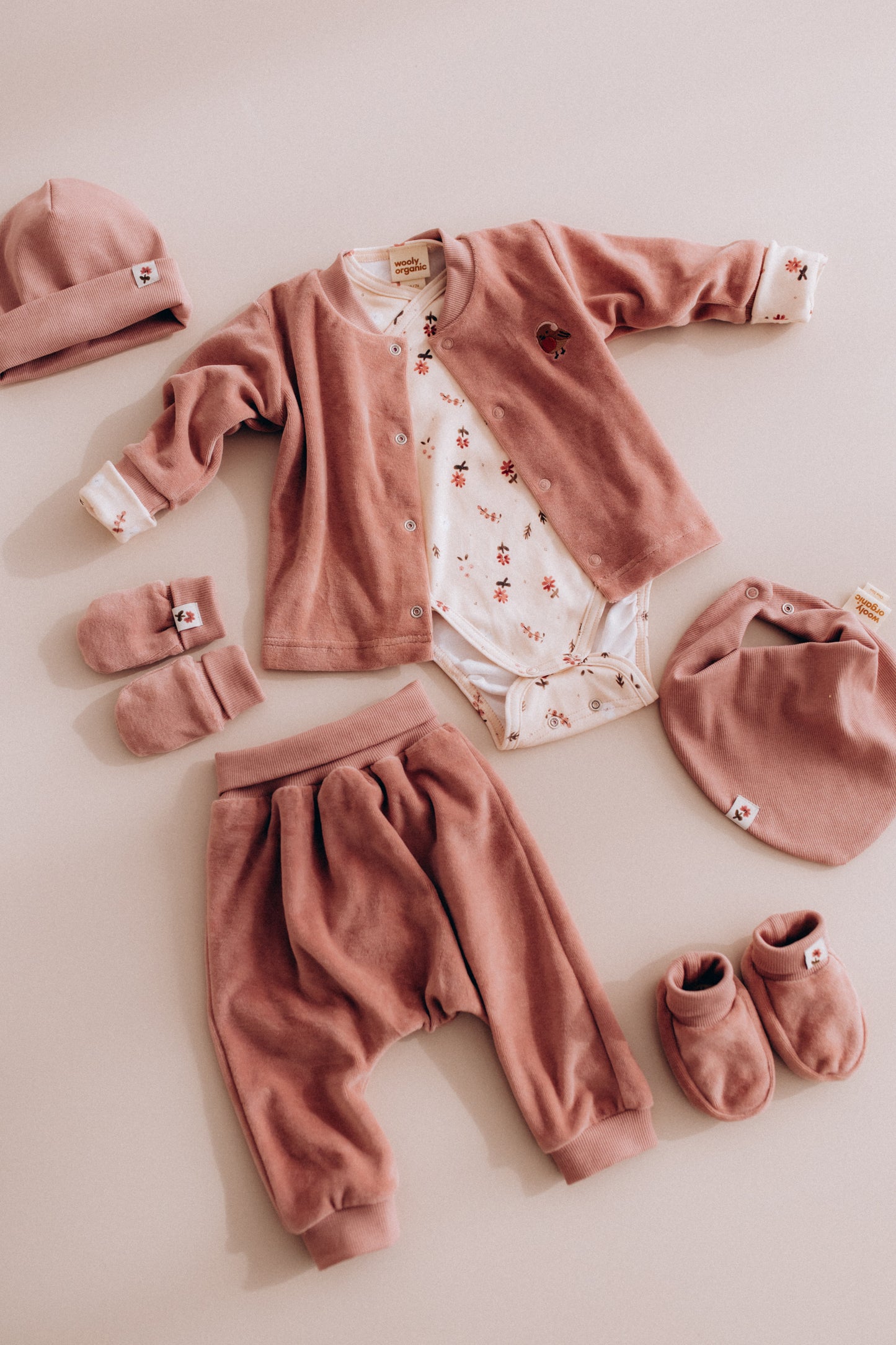 Baby Jacke/Pulli mit Vögelchen Stickerei rosewood in rosé von Wooly Organic