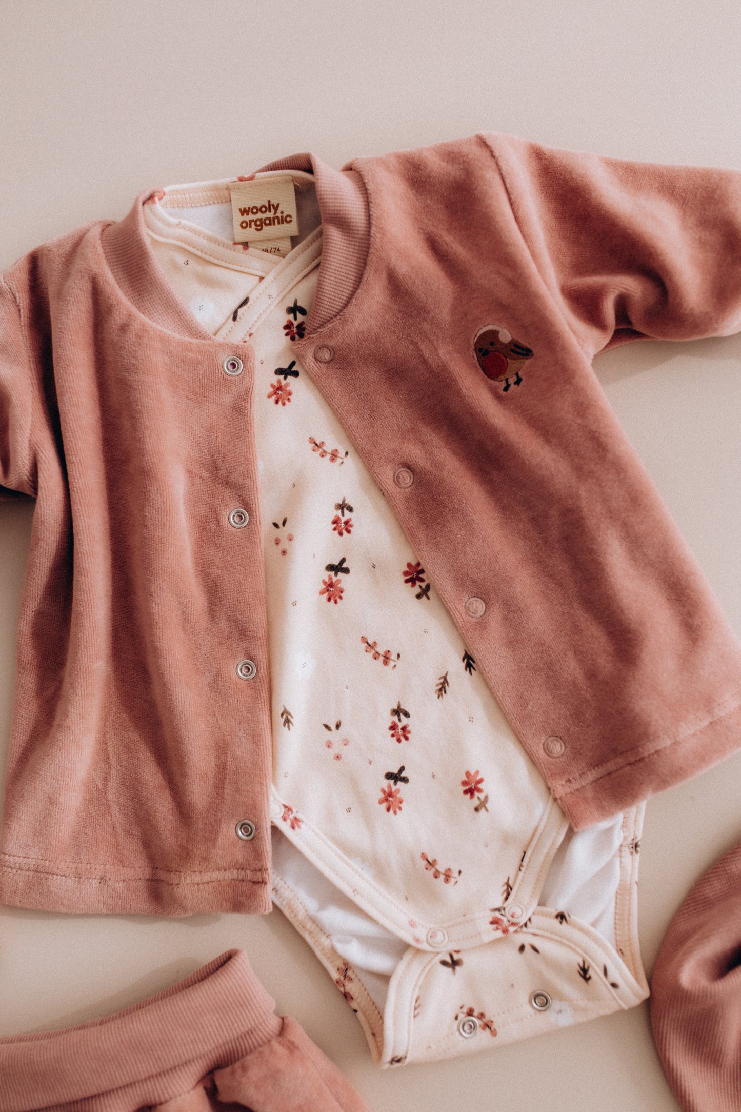 Baby Jacke/Pulli mit Vögelchen Stickerei rosewood in rosé von Wooly Organic