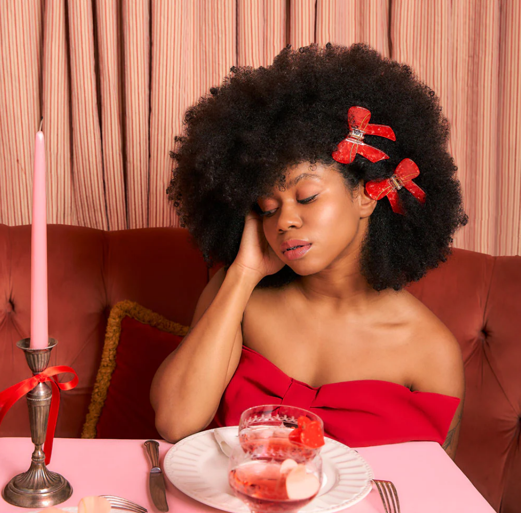 Schimmernd rote Haarspange in Form einer huebschen Schleife.