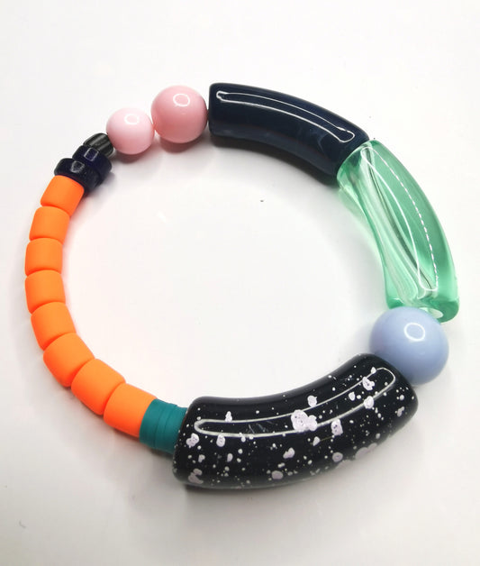 Elastisches Perlenarmband in verschiedenen Formen und stylischen Farben. 