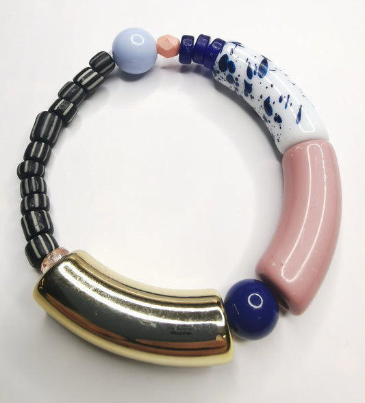 Elastisches Perlenarmband in verschiedenen Formen und stylischen Farben. 