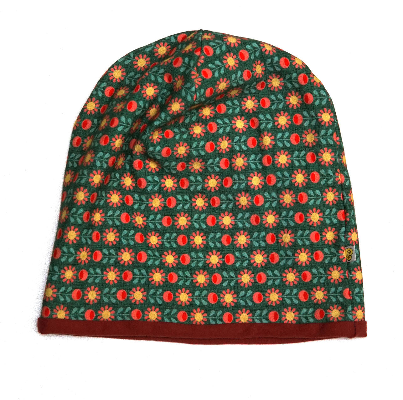 Schoene Beanie Muetze mit Retroblumenmuster, in den Farben gruen, gelb und peach. Innen weinroter Jersey.