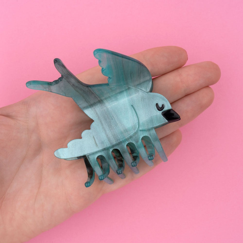 Fliegende friedliche Schwalben Haarklammer mit blau schimmernder Struktur und ein Hauch von Glitzer Elementen 