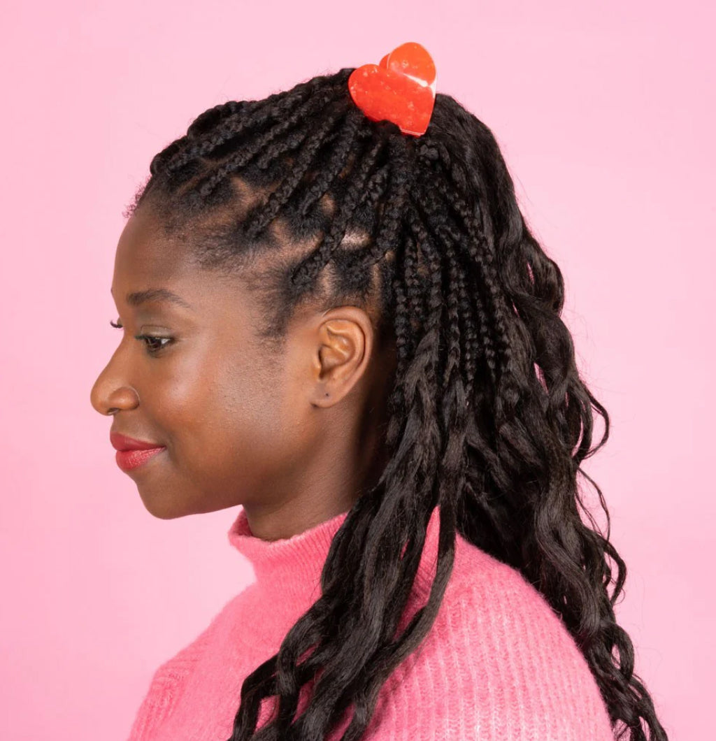 Wunderschöne Haarspange in Herzform und schimmerndem rot.