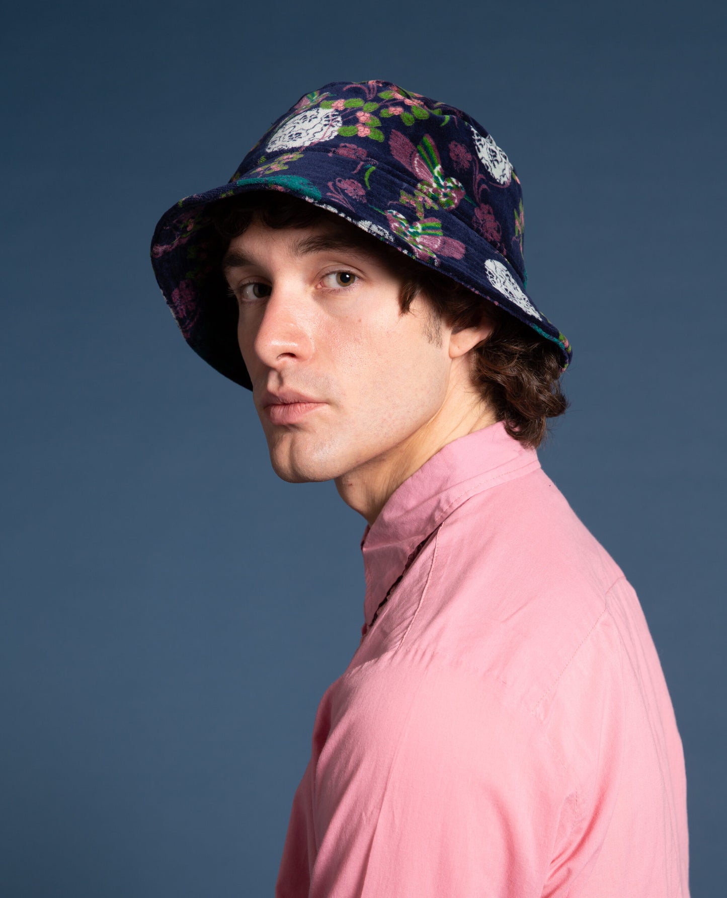 Samt Hut mit Vogel-und Blumendesign in dunkelblau.