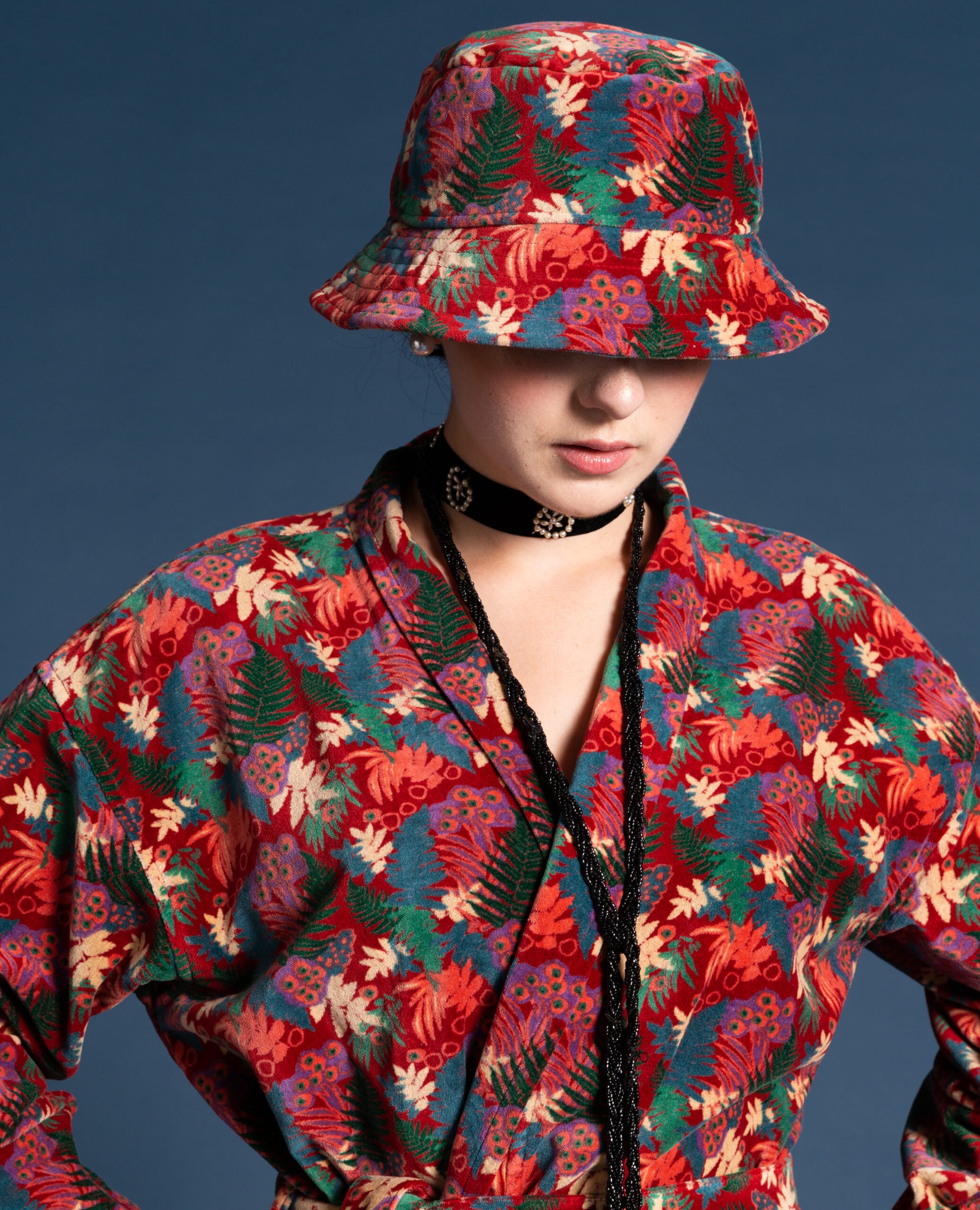 Schoener Samt Hut in rot mit Blumendesign.