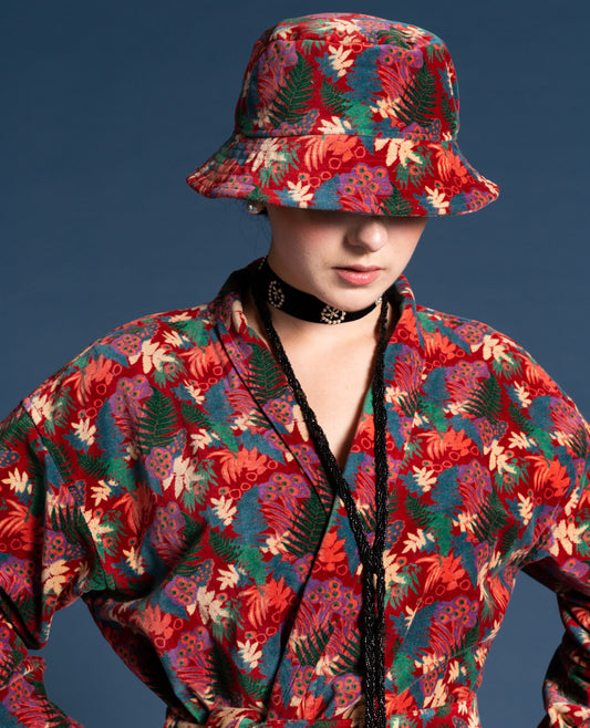 Schoener Samt Hut in rot mit Blumendesign.