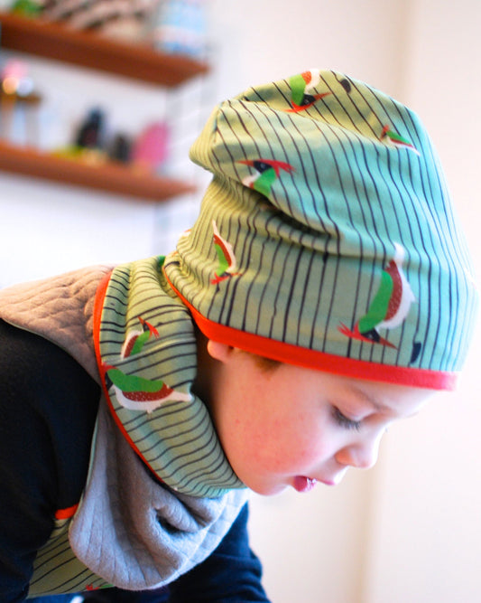 Wendebare Beanie Muetze mit Fraeulein Prusselise Spechtmuster in den Farben mint und orange.
