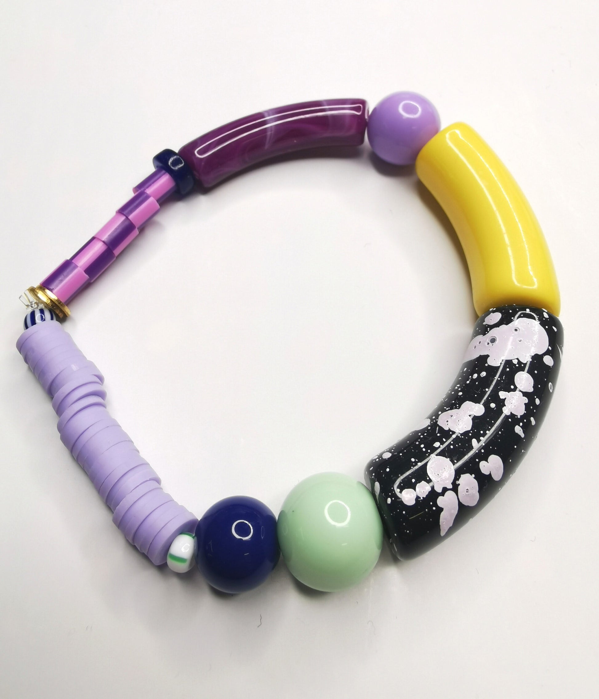 Elastisches Perlenarmband in verschiedenen Formen und stylischen Farben. 