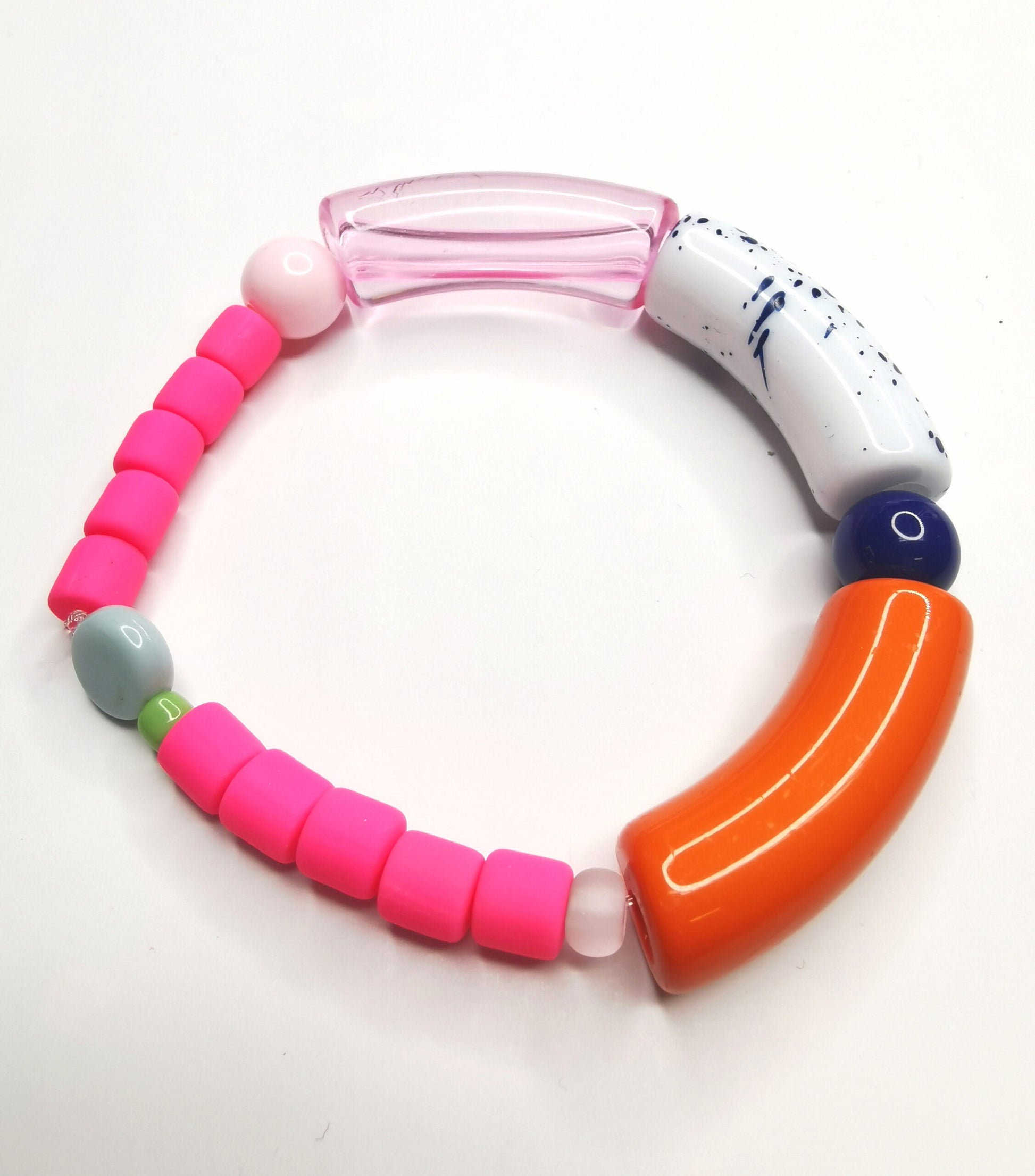 Elastisches Perlenarmband in verschiedenen Formen und stylischen Farben. 