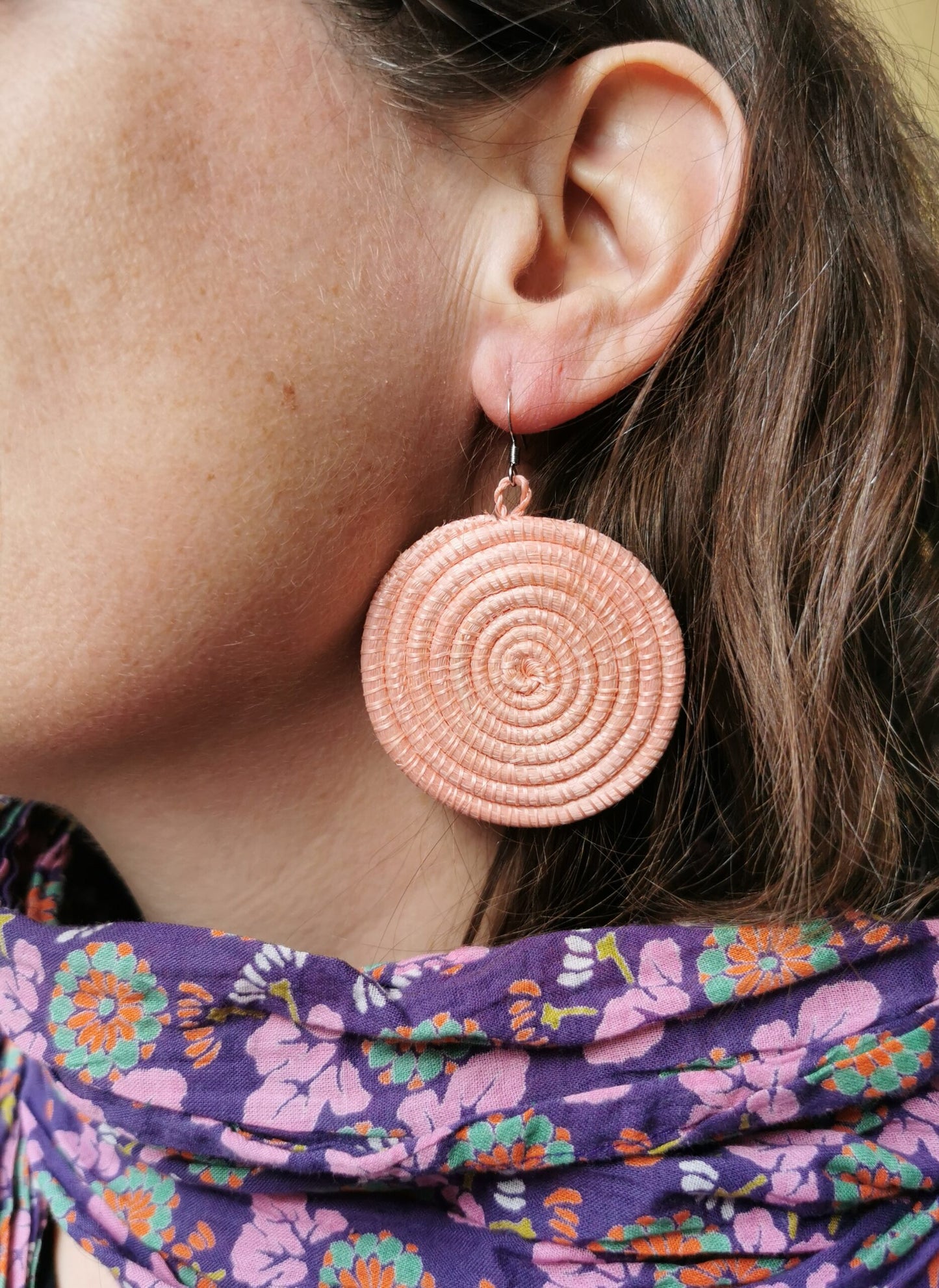 Schön leichte und sommerliche Ohrringe aus Sisal in rosa. Ein echter Hingucker fürs Ohr.