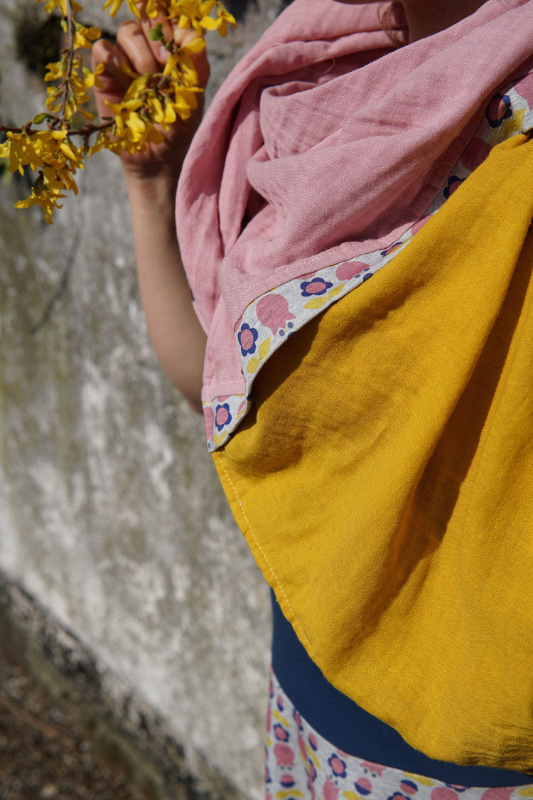Großes Musselin Tuch mit Borte Tulpe in den Farben rosa und gelb.