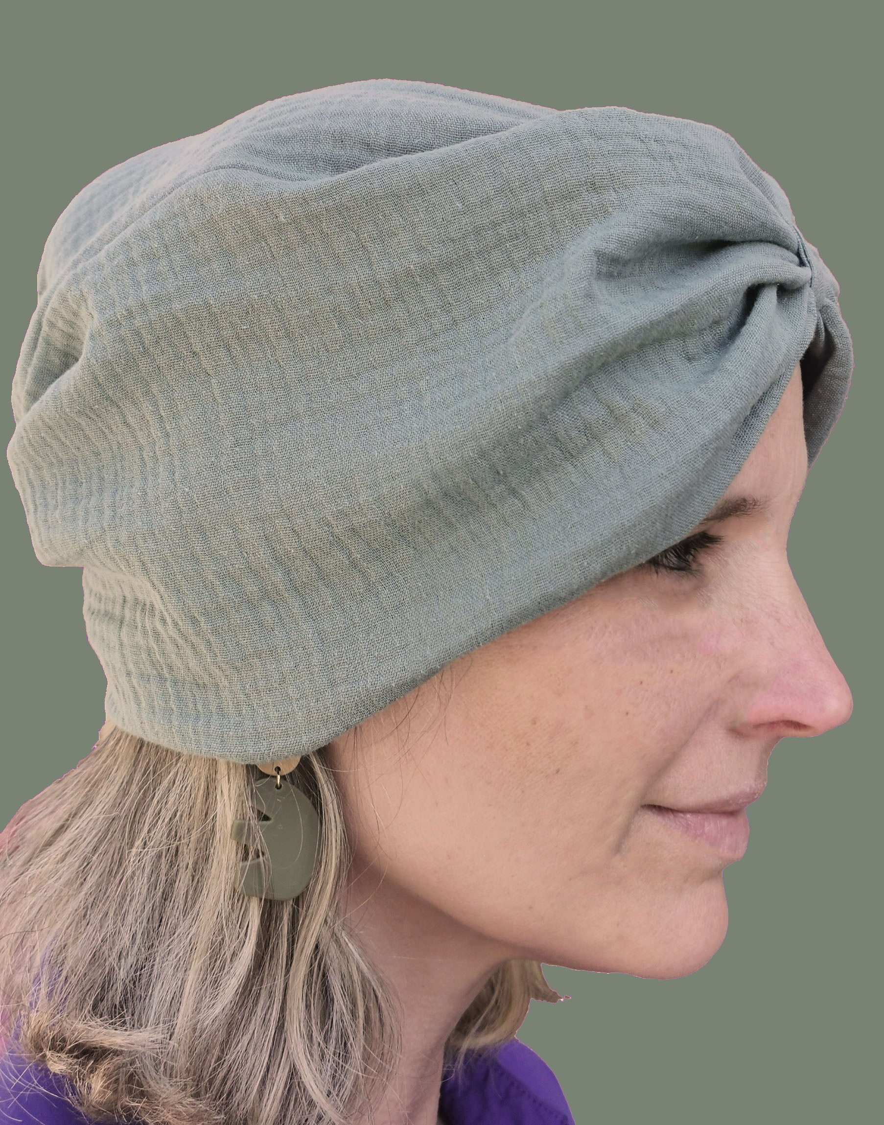 Wunderschoener Turban aus Musselin in salbeigruen mit Knotenoptik.