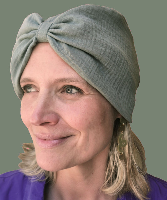 Leichter Turban aus Musselin in einem schoenem salbeigruen mit Schleifenoptik.