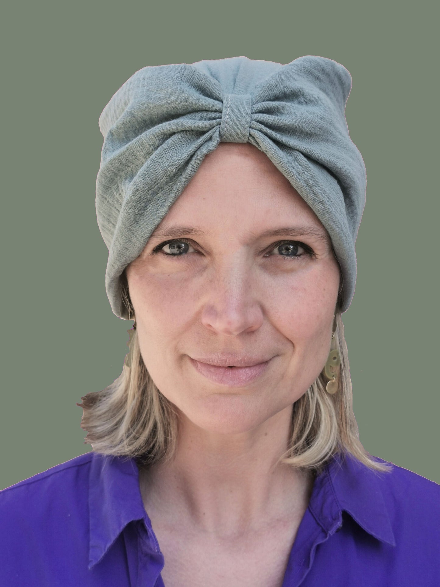 Wunderschoener Turban aus Musselin in salbeigruen mit Knotenoptik.