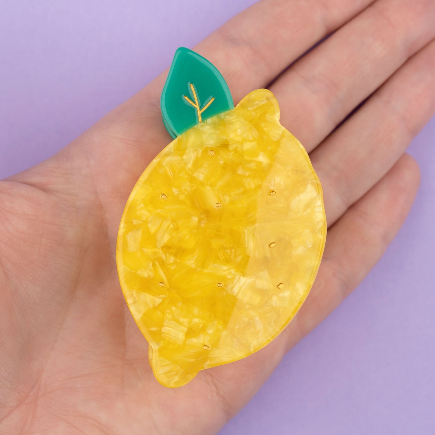 Frische gelbe Zitronen Haarspange aus Zellulose Acetat mit schimmernder Struktur 