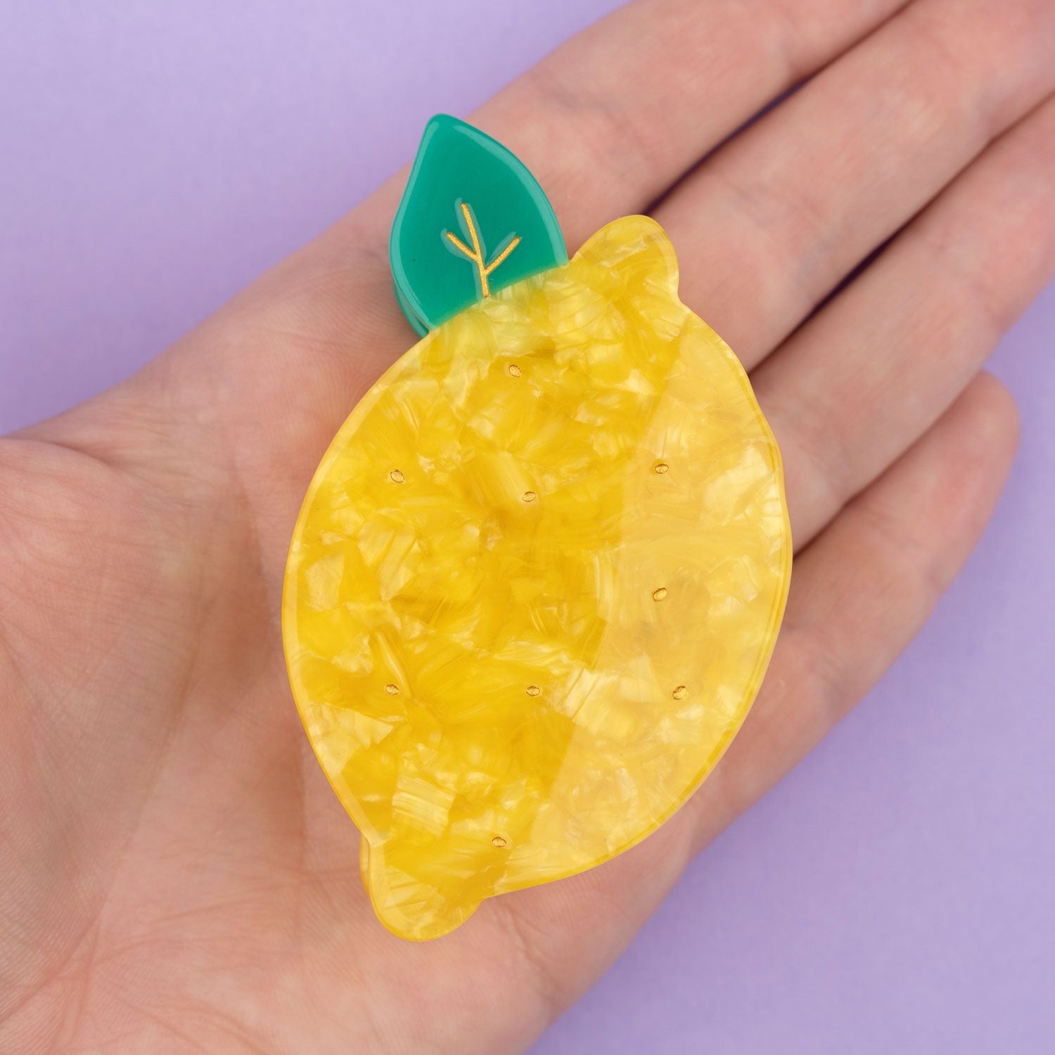 Frische gelbe Zitronen Haarspange aus Zellulose Acetat mit schimmernder Struktur 