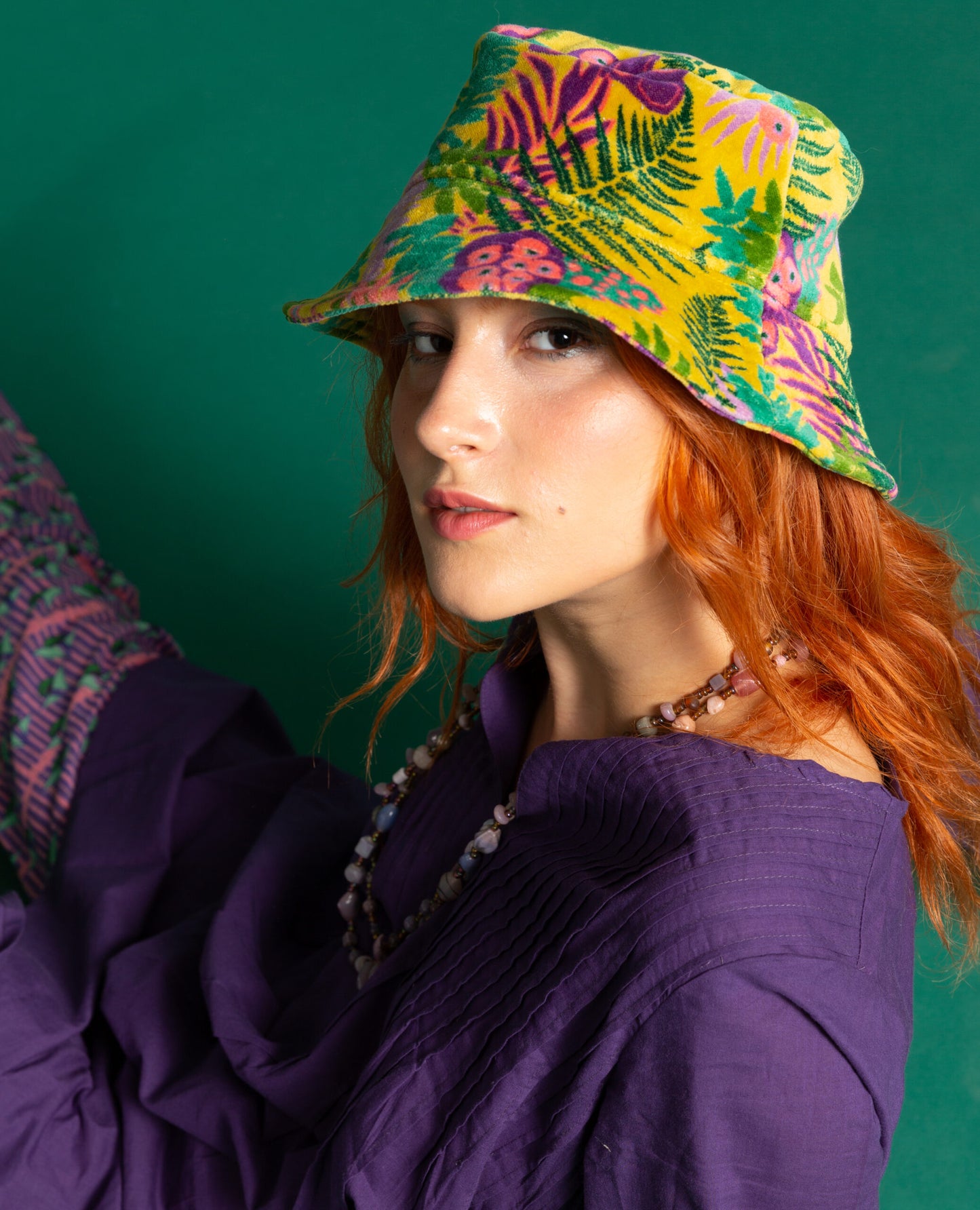 Gelber Hut aus schoenem Samt mit Blumendesign.