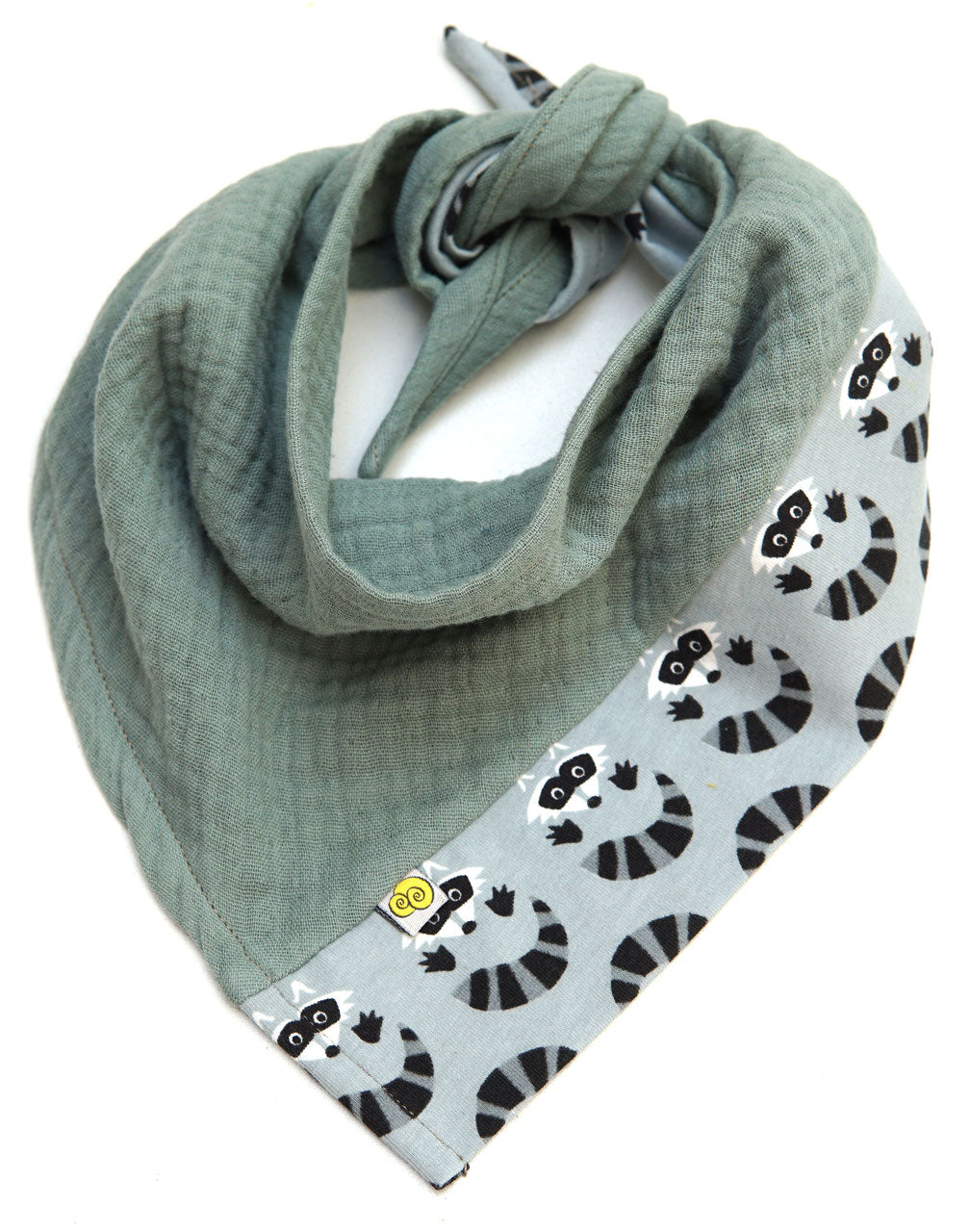 Kopf-und Halstuch aus Musselin mit Fraeulein Prusselise Waschbaermuster in der Farbe salbei.