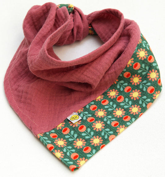 Kopf-und Halstuch aus Musselin mit Fraeulein Prusselise Retroblumenmuster in der Farbe rosa.