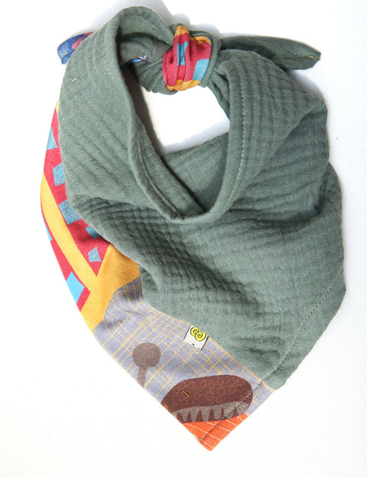 Kopf-und Halstuch aus Musselin mit Fraeulein Prusselise Partykaefermuster in der Farbe salbei.